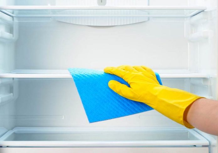 Как быстро убрать неприятный запах из холодильника в домашних условиях