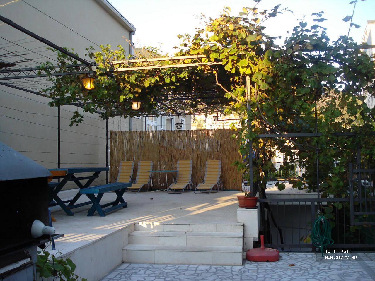 Как оформить задний двор частного дома