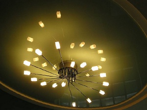 Как повесить люстру на натяжной потолок, особенности крепления осветительного прибора