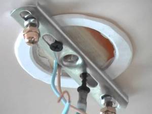 Как повесить люстру на натяжной потолок, особенности крепления осветительного прибора