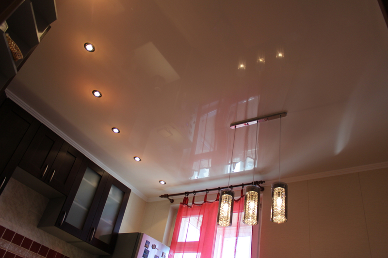 Как расположить разные светильники на натяжном потолке: схема расстановки встроенных осветительных устройств