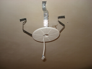 Как самостоятельно повесить люстру: монтаж и установка светотехники под потолочную закладную планку