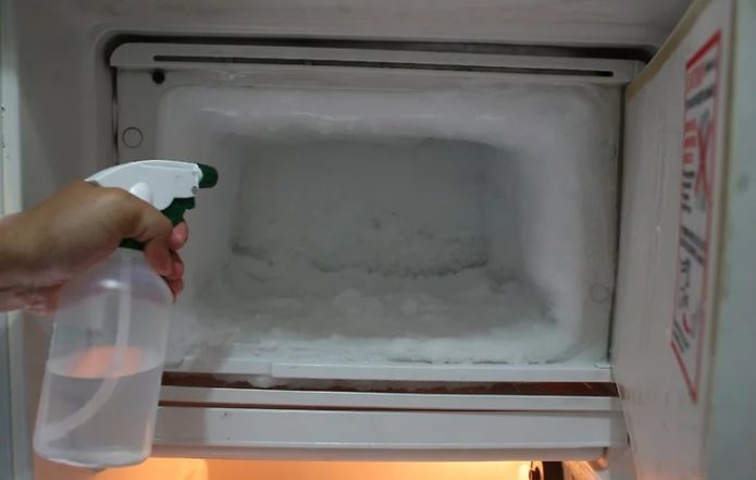 Как убрать наледь в холодильнике, не размораживая его