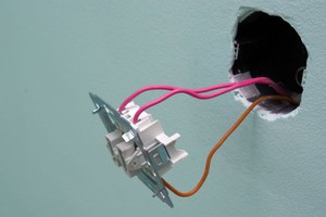Как выполнить подключение лампочки к выключателю, запитанному от розетки – схема проведения работ