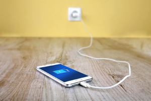 Как зарядить телефон без зарядки: способы восстановления уровня батареи айфона или ноутбука
