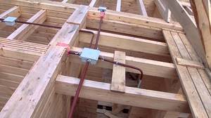 Монтаж электропроводки в деревянном доме своими руками: выбор материалов и построение схемы