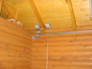Монтаж электропроводки в деревянном доме своими руками: выбор материалов и построение схемы