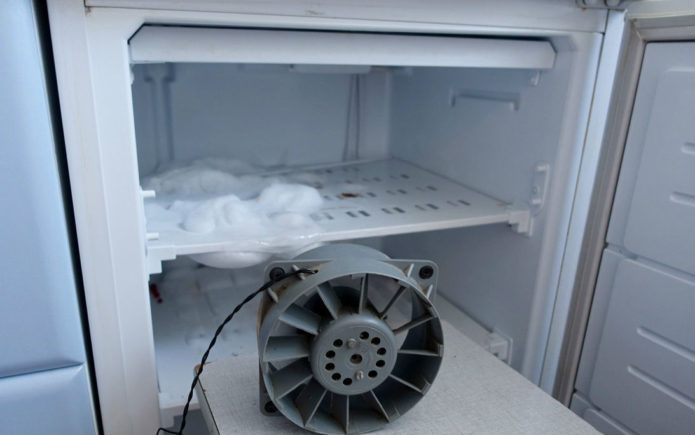 На задней стенке холодильника намерзает лед - причины, что делать
