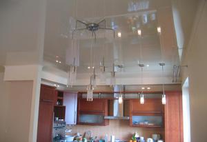 Освещение на кухне с натяжным потолком: особенности и разновидности подходящих осветительных приборов