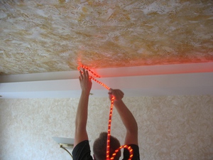 Освещение на кухне с натяжным потолком: особенности и разновидности подходящих осветительных приборов