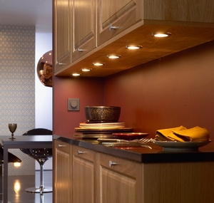 Освещение на кухне: варианты размещения точечных светильников, свет под натяжным потолком