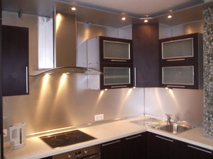 Освещение на кухне: варианты размещения точечных светильников, свет под натяжным потолком
