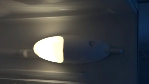 Почему не горит лампочка в холодильнике и как её поменять, видео