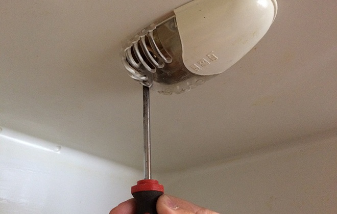 Почему не горит лампочка в холодильнике и как её поменять, видео