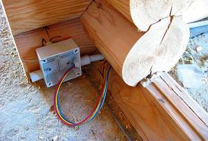 Правила прокладки скрытой и открытой электропроводки в загородном деревянном доме: рекомендации специалистов