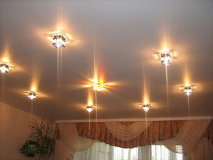 Правильное расположение светильников на натяжном потолке — расчёт количества лампочек