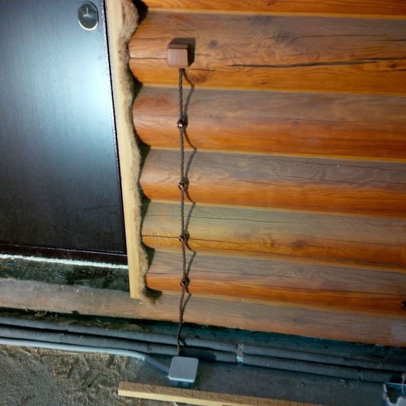 Проводка в деревянном доме: скрытый и открытый способ прокладки кабеля
