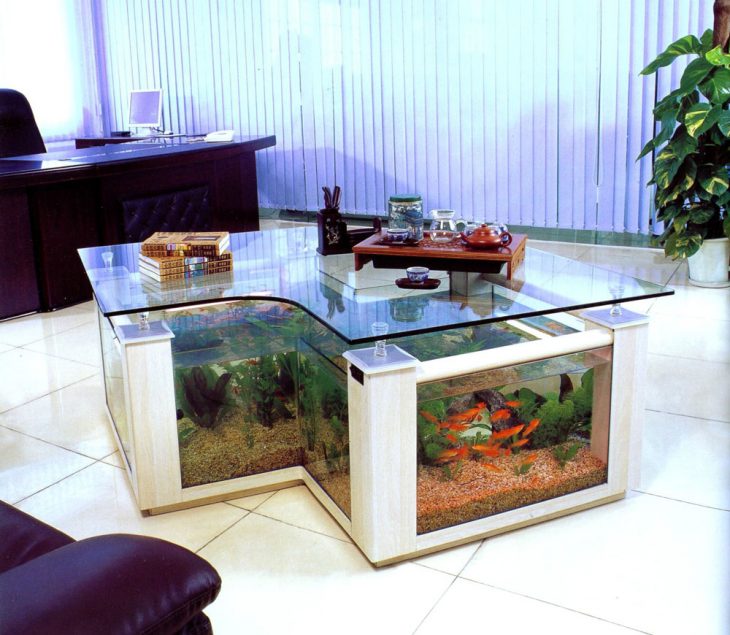 Современный аквариум в интерьере квартиры