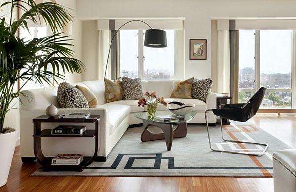 Стильный диван в интерьере гостиной