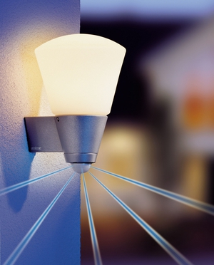 Светильник с датчиком движения: преимущества использования в квартире и общественных местах, особенности установки