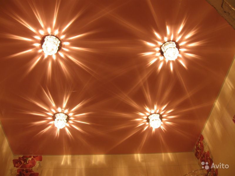 Светильники для натяжного потолка:как сделать освещение с их помощью, варианты расположения светильников, фото