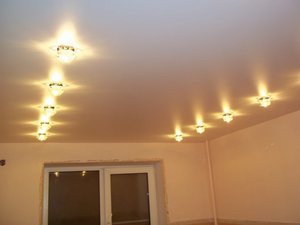 Светильники для натяжного потолка:как сделать освещение с их помощью, варианты расположения светильников, фото