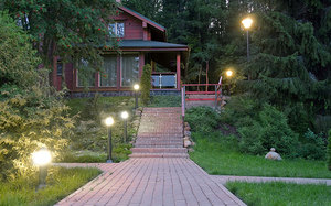 Уличное освещение территории загородного дома светильниками и фонарями, фото галереи удачных проектов освещения