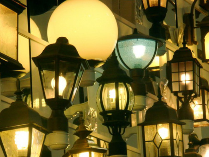 Уличное освещение территории загородного дома светильниками и фонарями, фото галереи удачных проектов освещения