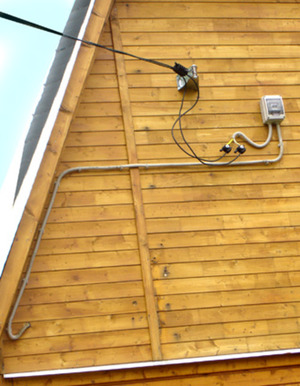 Установка электропроводки в деревянном доме своими руками: схема, проводка, оборудование и электрика