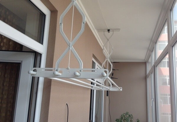 Бельевые веревки и современные сушилки: выбираем систему для сушки белья на балконе