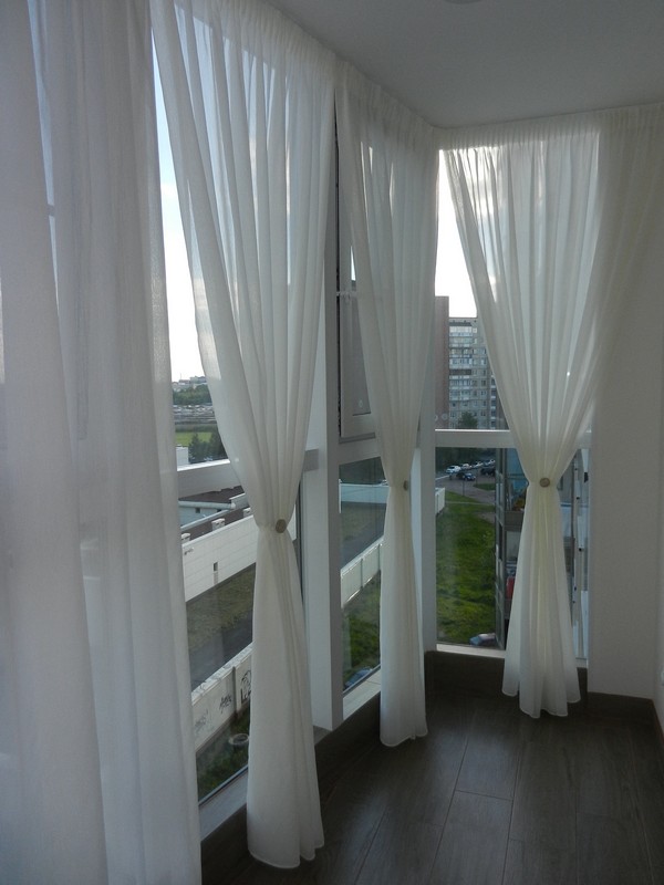 Как красиво повесить тюль на балконе и в комнате с балконной дверью
