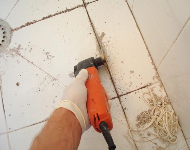 Как можно очистить швы между плиткой на полу?