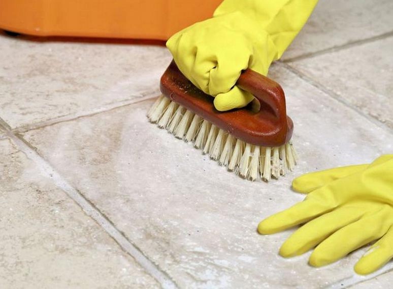 Как можно очистить швы между плиткой на полу?