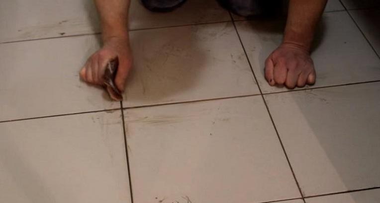 Как правильно затирать швы на плитке на полу?