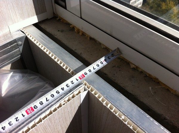 Как сделать подоконник на балконе: технология монтажа и примеры реализации