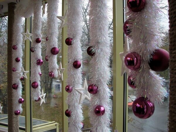 Как украсить балкон на Новый год: популярные виды праздничного декора