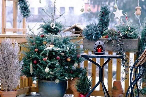 Как украсить балкон на Новый год: популярные виды праздничного декора