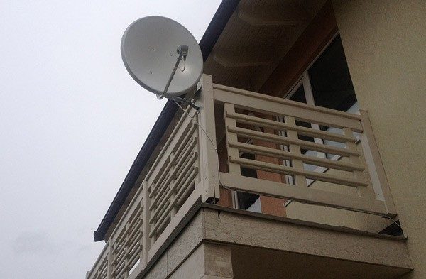 Как установить обычную или спутниковую антенну на балконе