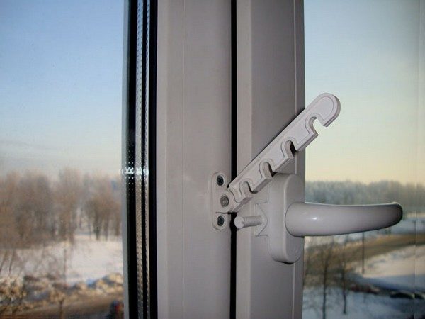 Как выбрать и установить ограничитель открывания створки окна