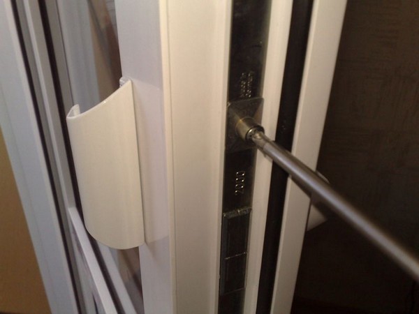Как выбрать и установить защелку на пластиковую балконную дверь