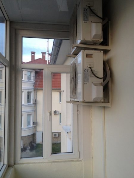 Монтаж наружного и внутреннего блока кондиционера на балконе