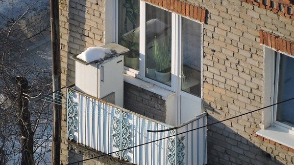 Можно ли ставить холодильник на балконе: техническое обоснование и пути решения