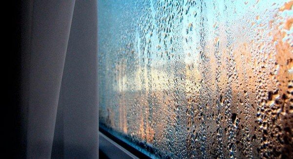 Почему замерзают окна на балконе – причины и способы предотвращения