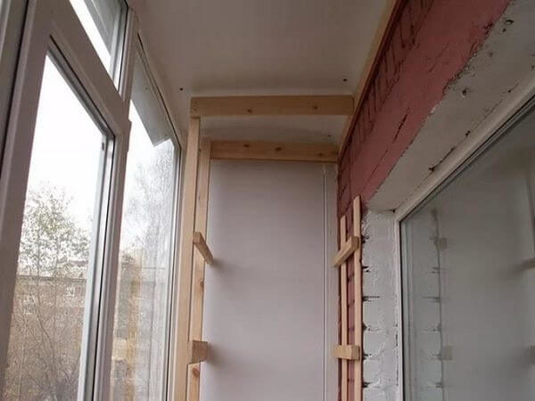 Стеллаж как лучшая система хранения для балкона