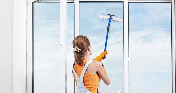 Как быстро и безопасно помыть окна балкона на любом этаже