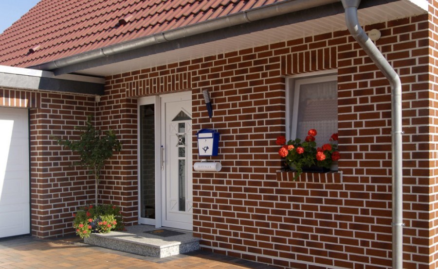 Фасадные панели под кирпич: защита и украшение дома