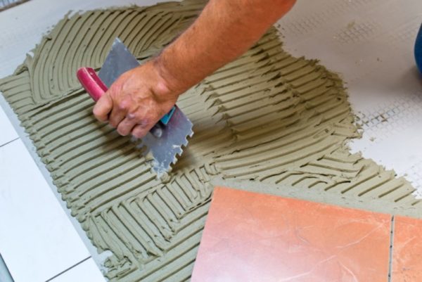 Как правильно распределять плиточный клей при укладке плитки