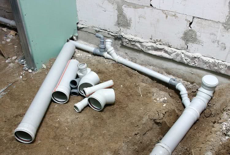 Как проложить канализационные трубы в частном доме своими руками