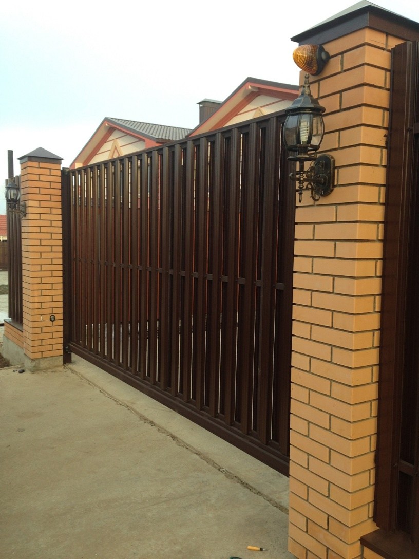 Распашные ворота: как подобрать оптимальные конструкции для разных домов (110 фото)