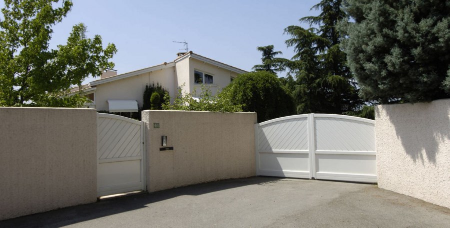 Распашные ворота: как подобрать оптимальные конструкции для разных домов (110 фото)
